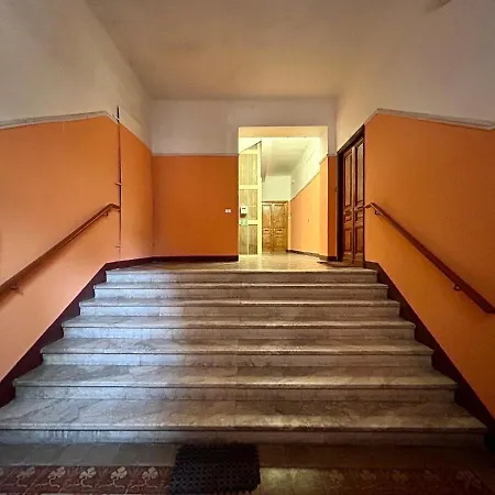Lovely Cozy On Loved Historic Staircase In Centro E A 6 Minuti Dalla Stazione Appartement *