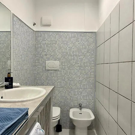 Daire Lovely Cozy On Loved Historic Staircase In Centro E A 6 Minuti Dalla Stazione *