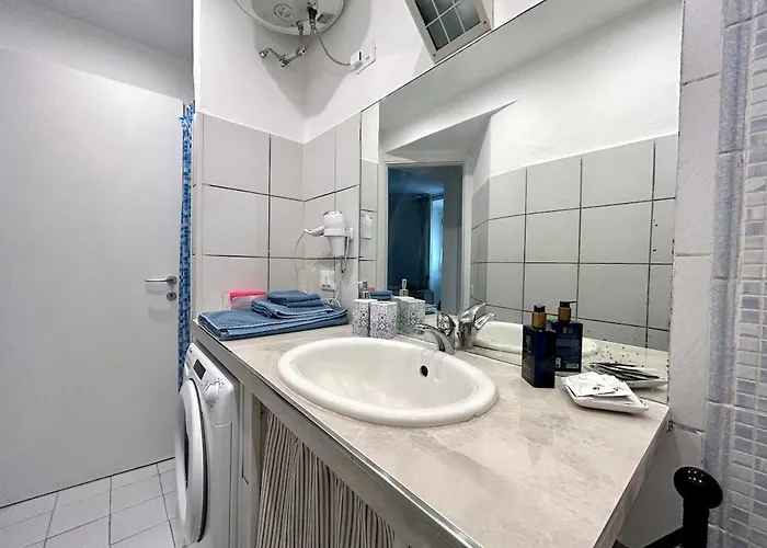 Lovely Cozy On Loved Historic Staircase In Centro E A 6 Minuti Dalla Stazione La Spezia